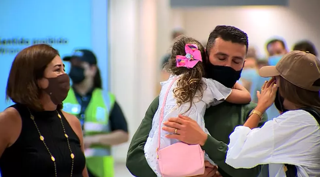 Junior Moraes encontra família em chegada ao Brasil 