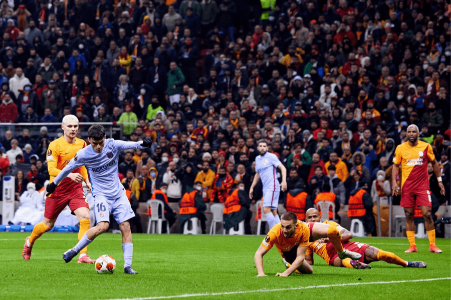 Pedri deixa dois zagueiros no chão e empatou a partida em Galatasaray x Barcelona pela Europa League 