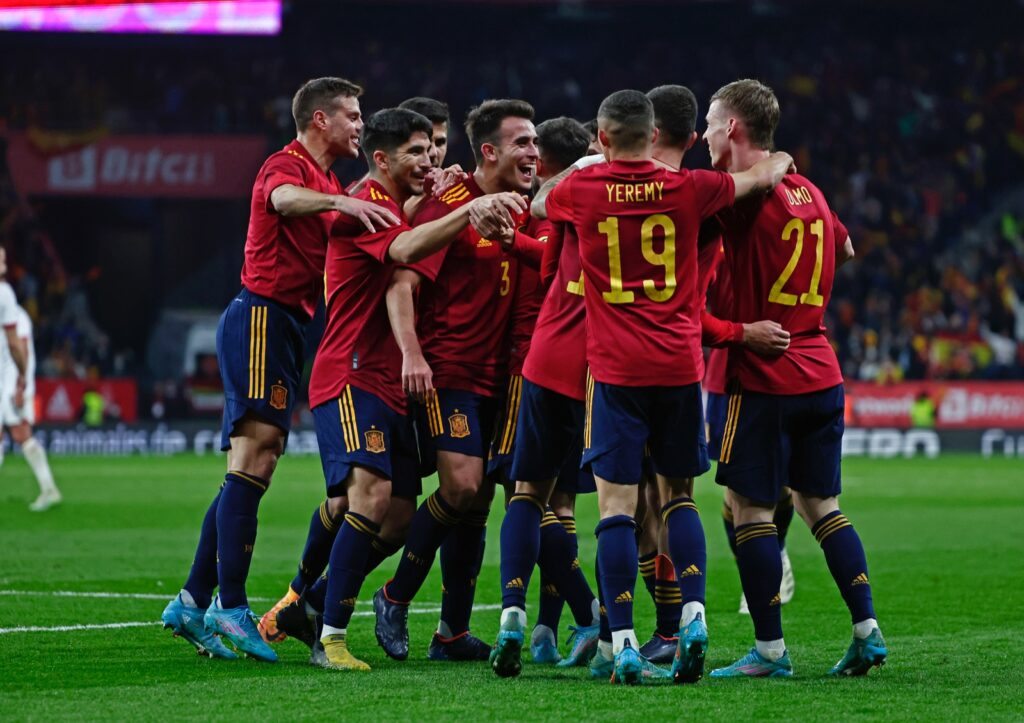 Seleção da Espanha comemorando o gol da vitória