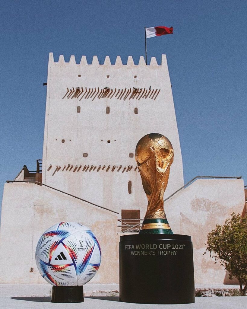 Taça e a Bola oficial da Copa do Mundo