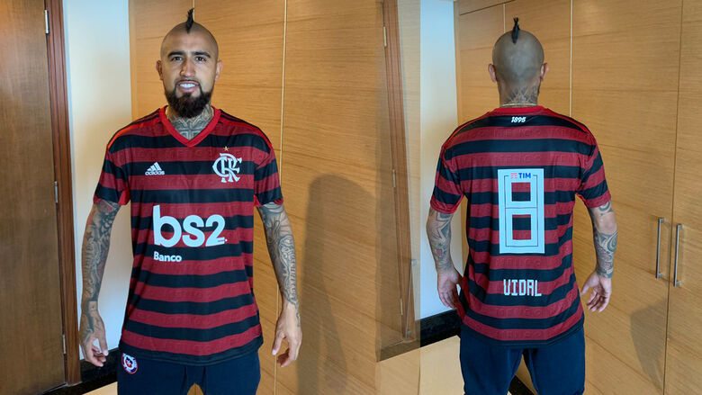 Vidal posando com a camisa do Flamengo