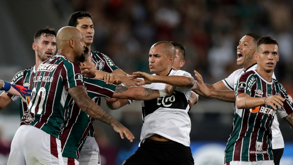 Fluminense e Olímpia fizeram uma primeira partida muito truncada no Estádio Nilton Santos.