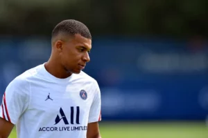 Vídeo: Mbappé machucado em treino e pode desfalcar PSG para jogo contra Real Madrid?