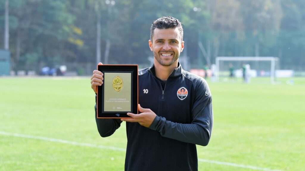 Junior Moraes exibe placa do clube ucraniano Shakhtar Donetsk