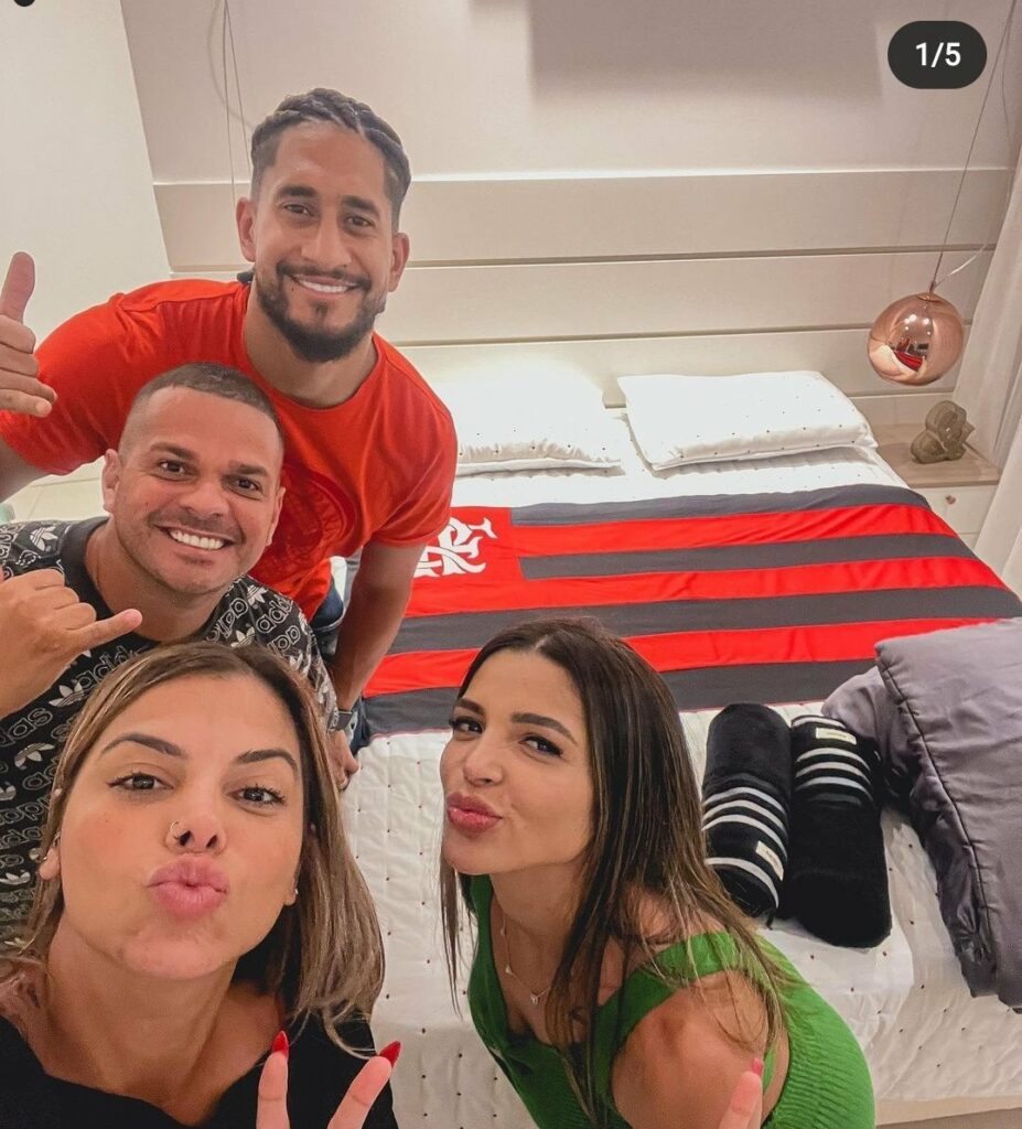 pablo com a bandeira do flamengo na cama