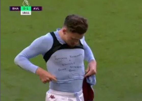 Matty Cash, do Aston Villa, exibe mensagem em apoio à Ucrânia