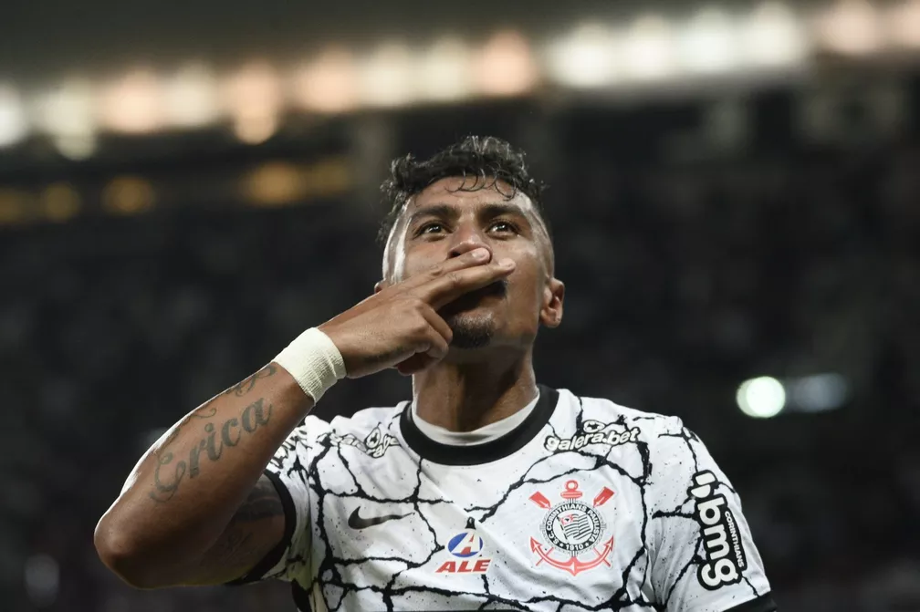 Corinthians: Patrocinador atrasa salário de Paulinho e agora?