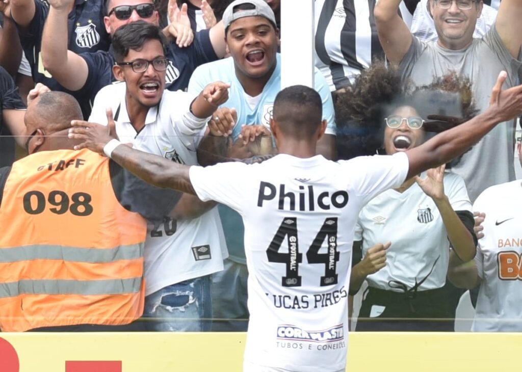 Santos abriu o placar contra o Coritiba em gol de Léo Baptistão. (Foto: Reprodução)