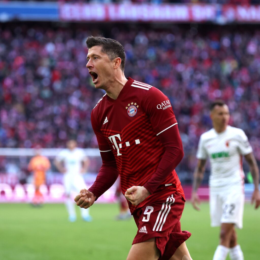 Robert Lewandowski decide e garante vitória do Bayern contra o Augsburg hoje. (Foto: Reprodução/ Twitter Bayern)