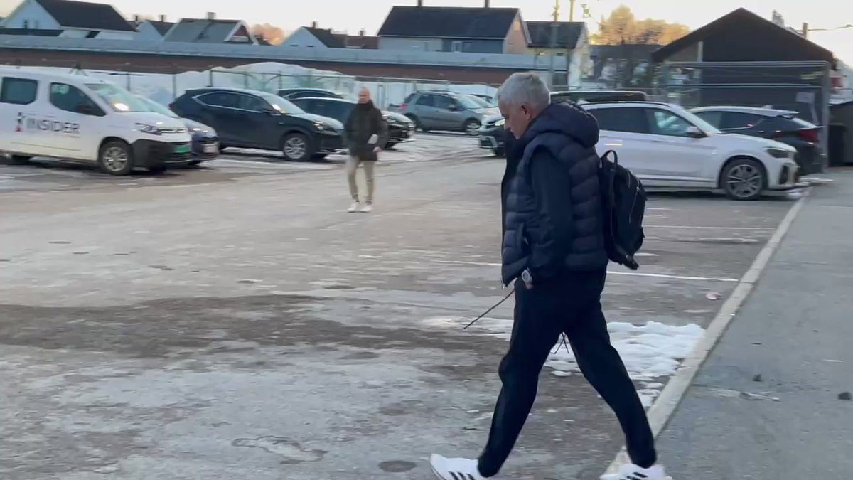 Vídeo: Mourinho é ‘atacado’ com bolas de neve antes de confronto da Roma na Conference League