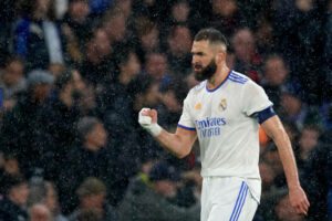 Benzema alcança grande marca com hat-trick em vitória do Real Madrid sobre o Chelsea