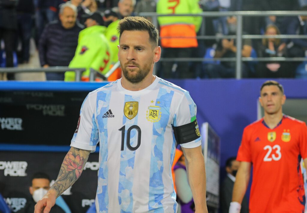 Messi chama a atenção mesmo antes da Copa do Mundo pela Argentina. (Foto: Reprodução)