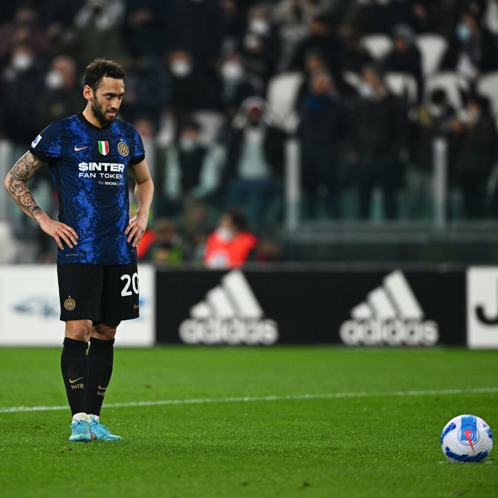 Calhanoglu fez o gol de pênalti que garantiu vitória da Inter sobre a Juventus. (Foto: Reprodução/ Twitter)