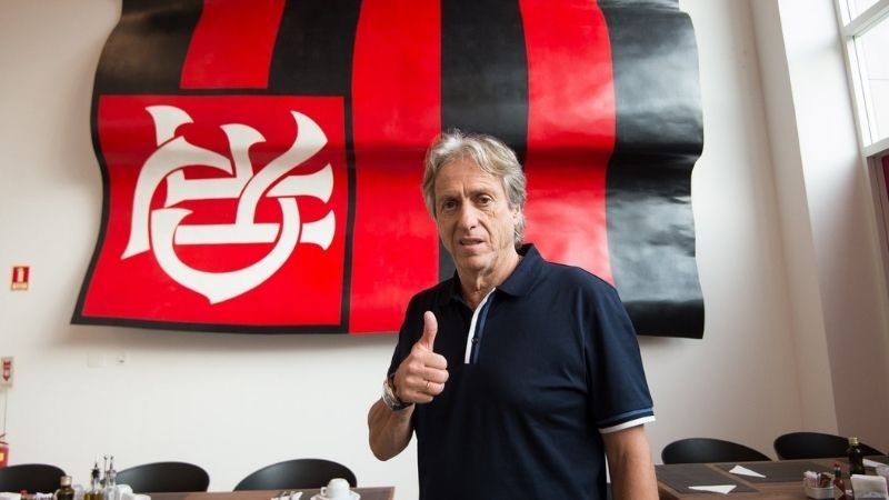 Jorge Jesus no Rio de Janeiro: ex-treinador é recebido por torcedores do Flamengo no aeroporto