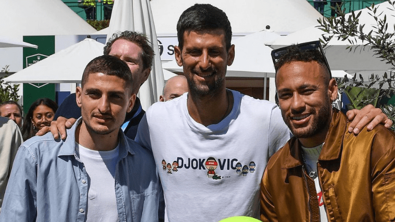 Neymar bate bola com Novak Djokovic em torneio de Tênis