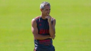 Flamengo: Paulo Sousa pode barrar medalhão em partida contra Palmeiras pelo Campeonato Brasileiro