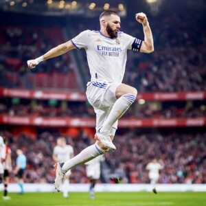 Porquê Benzema usa faixa na mão quando joga?