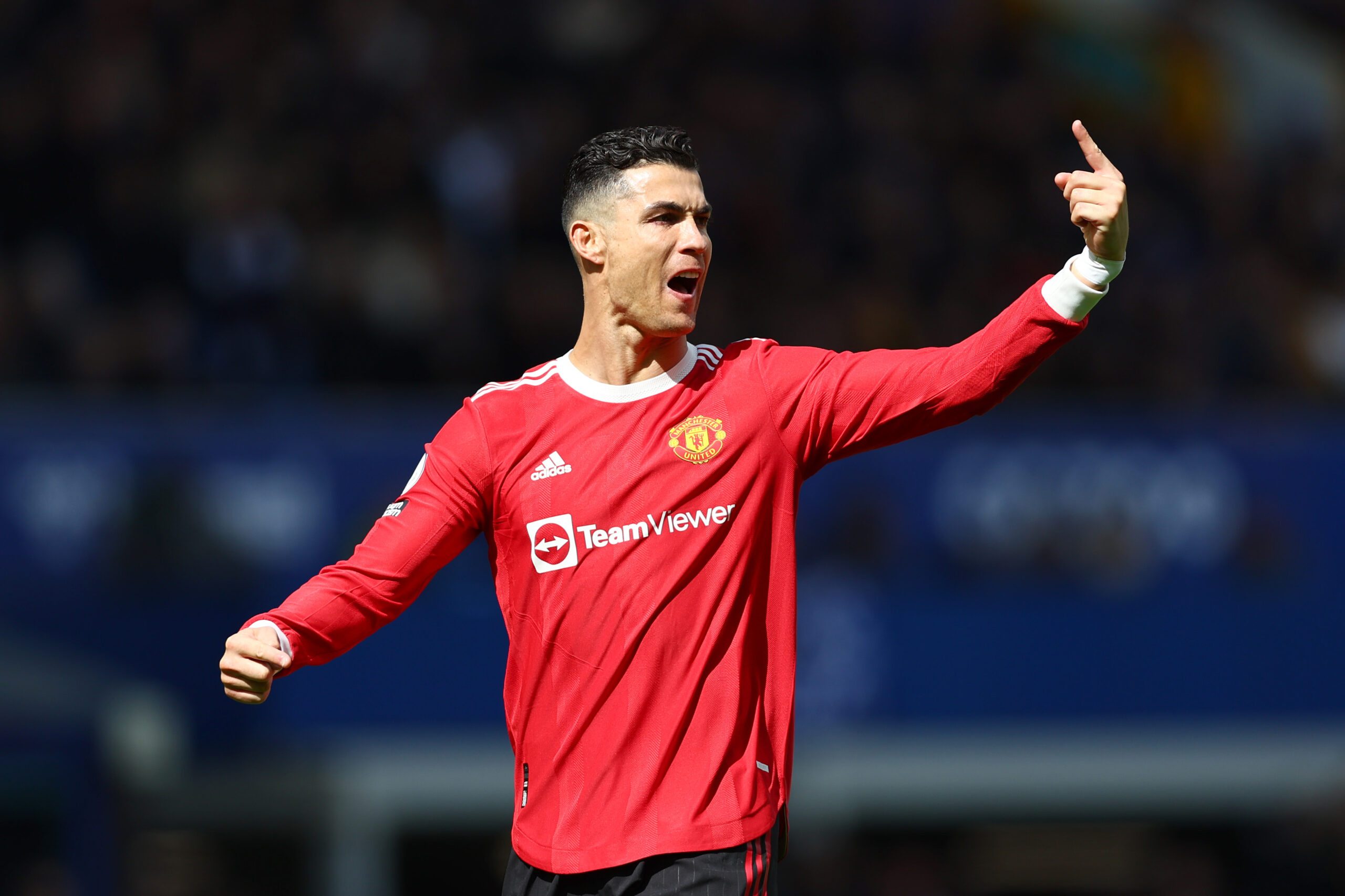 Cristiano Ronaldo derruba celular de torcedor após derrota do Manchester United