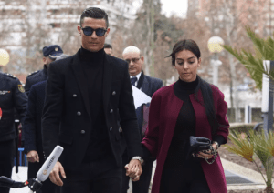 Cristiano Ronaldo será homenageado por torcedores do Liverpool em jogo contra o Manchester United após morte de bebê