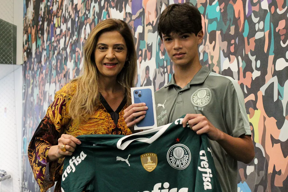 Palmeiras: Presidente dá celular novo ao garoto que teve celular quebrado por Calleri