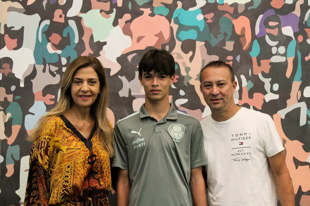 A presidente do Palmeiras encontrou Felipe e seu pai, Marcelo, para presenteá-lo com celular novo. (Foto: Divulgação)