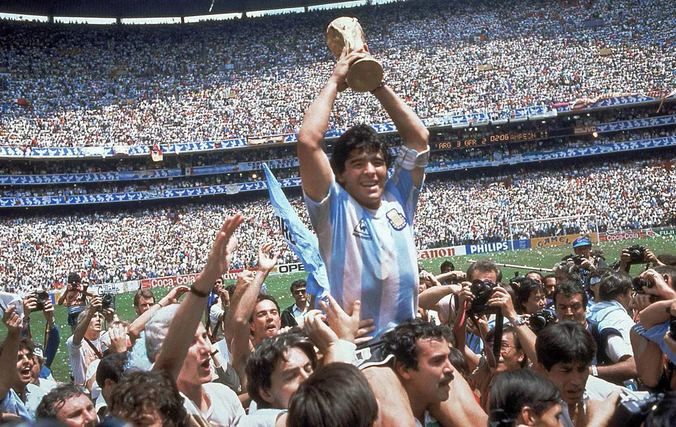 Famosa bola usada por Maradona é leiloada por valor milionário