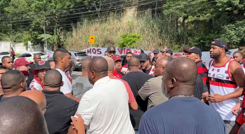 Protestos no CT do Flamengo: Jogador titular chorou ao chegar no Ninho do Urubu