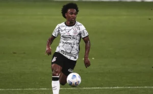 Willian pode sair do Corinthians após ameaças? Familiares reavaliam permanência no Brasil