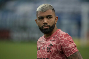 Gabigol é alvo de críticas após perder gols e jornalista compara com atacante rival: ‘Não perderia’