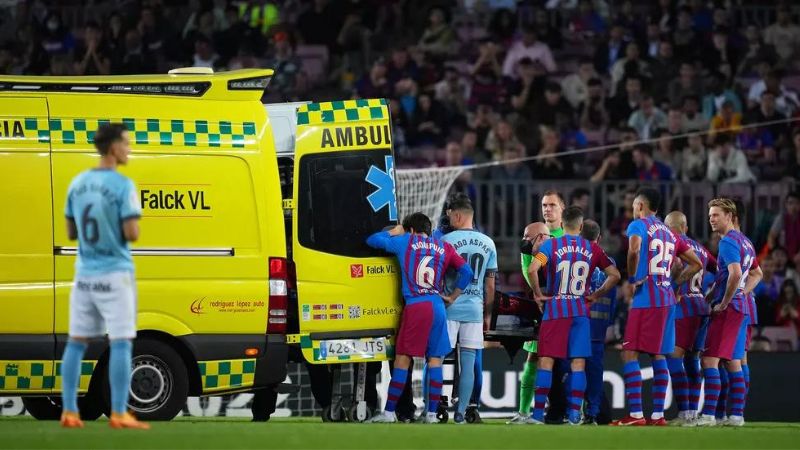 Zagueiro do Barcelona sai de ambulância durante partida contra o Celta de Vigo