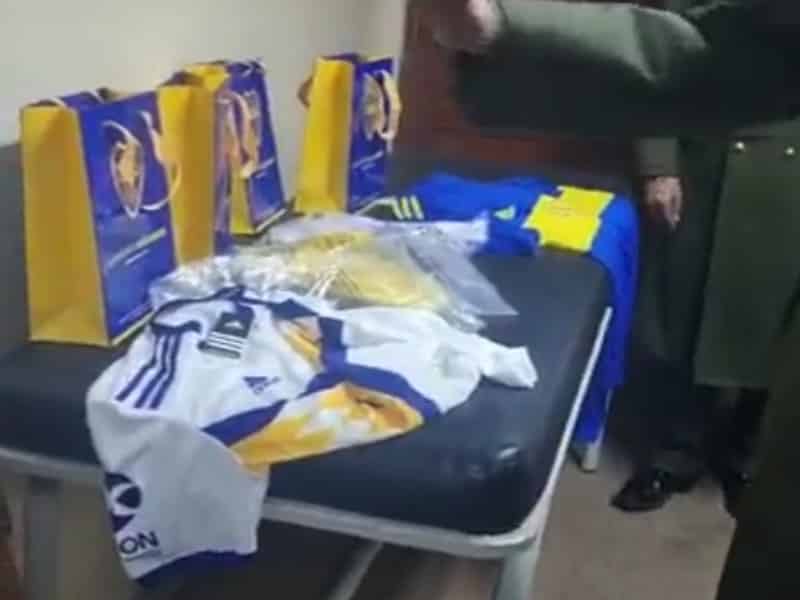A polícia boliviana apreendeu diversos materiais do Boca Juniors no vestiário da arbitragem após a partida contra o Always Ready pela Libertadores. (Foto: Reprodução)