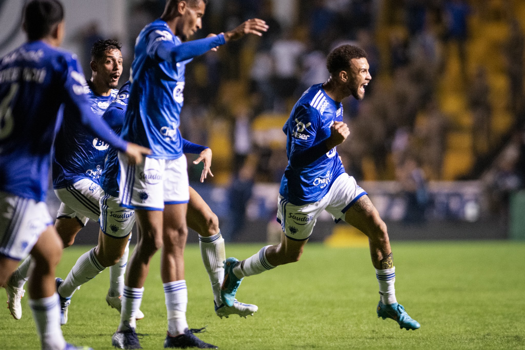 Gols de Criciúma x Cruzeiro: Raposa vence com gol nos acréscimos e se mantém na liderança da Série B