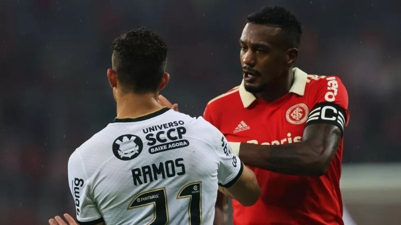 Rafael Ramos, do Corinthians, é preso no Beira-rio por racismo contra Edenilson, do Inter