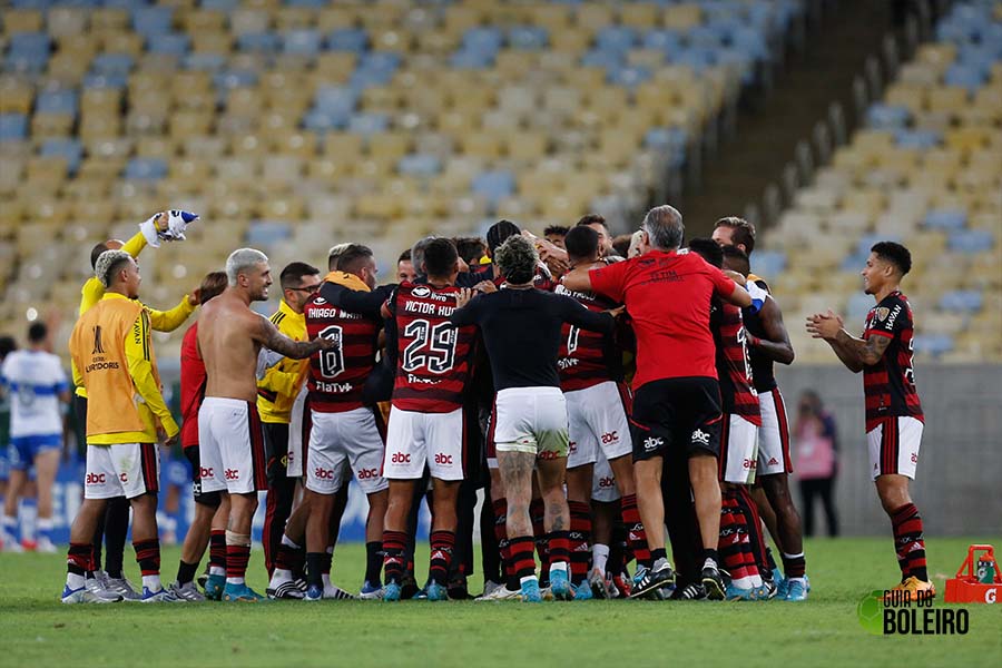 Após o jogo, Paulo Sousa e jogadores do Flamengo deram abraço coletivo no Maracanã. (Foto: Reprodução)
