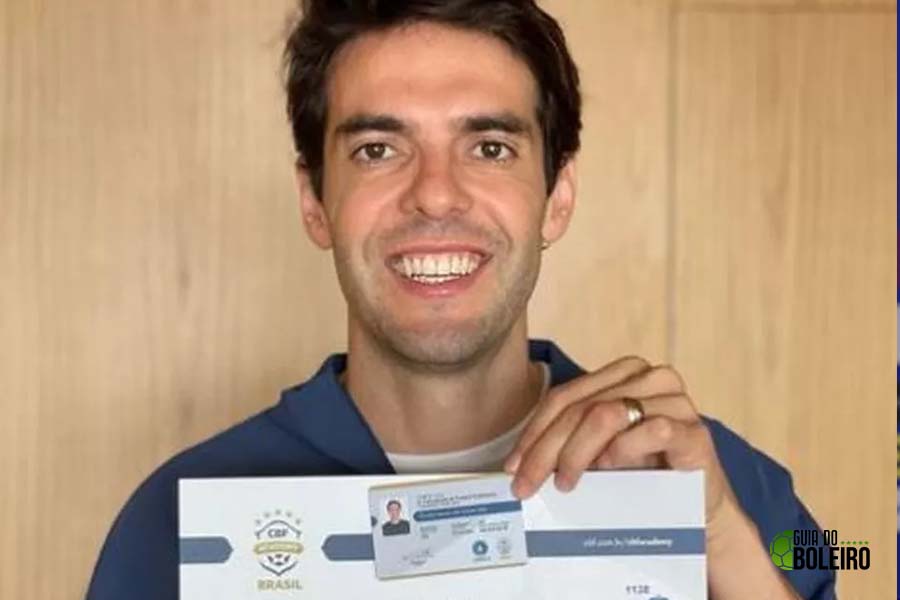 Kaká comemora curso da CBF Academy que garante direito a treinar qualquer time profissional no Brasil. (Foto: Reprodução)