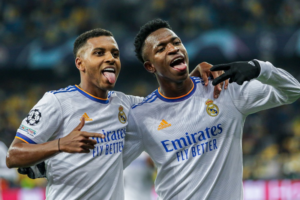 Vídeo: Vini Jr e Rodrygo se abraçam e se emocionam após vitória do Real Madrid na Champions League