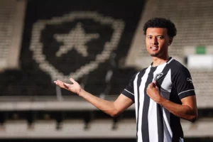 Botafogo: Lateral esquerdo de saída por motivo inusitado