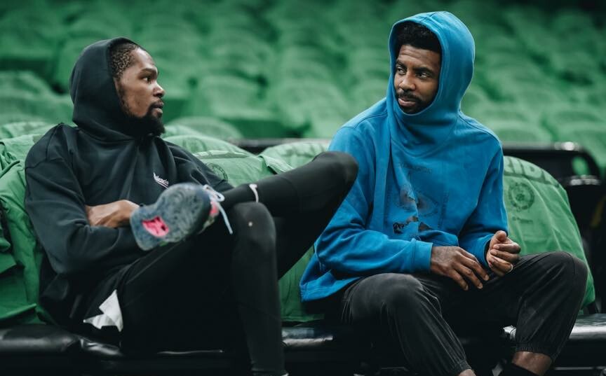 Kevin Durant e Irving conversando Foto: Divulgação/Brooklyn Nets