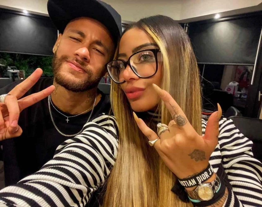 Irmã de Neymar posta foto de biquíni de grife.