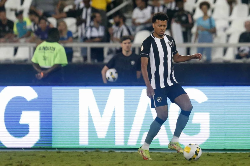 Botafogo se despede do lateral esquerdo Niko Hamaleinen após curta passagem pelo clube.