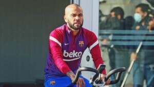 Qual o futuro de Daniel Alves? Jornais espanhóis cravam destino do lateral