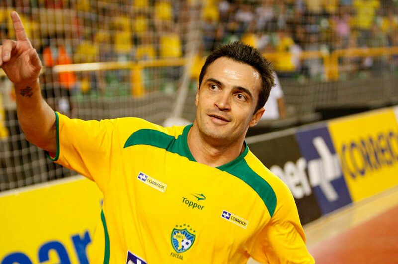 Falcão, ex jogador de Futsal, vai gerenciar a carreira do Luva de Pedreiro.
