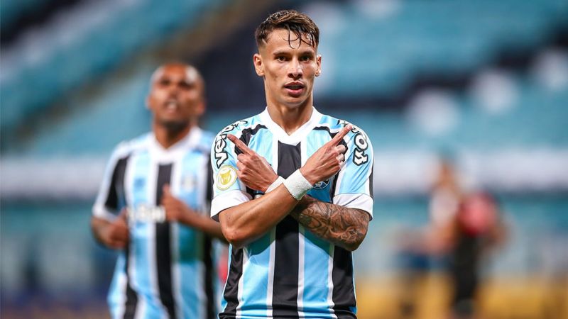 Botafogo interessado em atacante do Grêmio