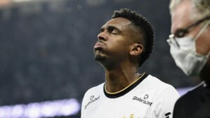 Corinthians: Jô é filmado em pagode durante derrota e timão responde