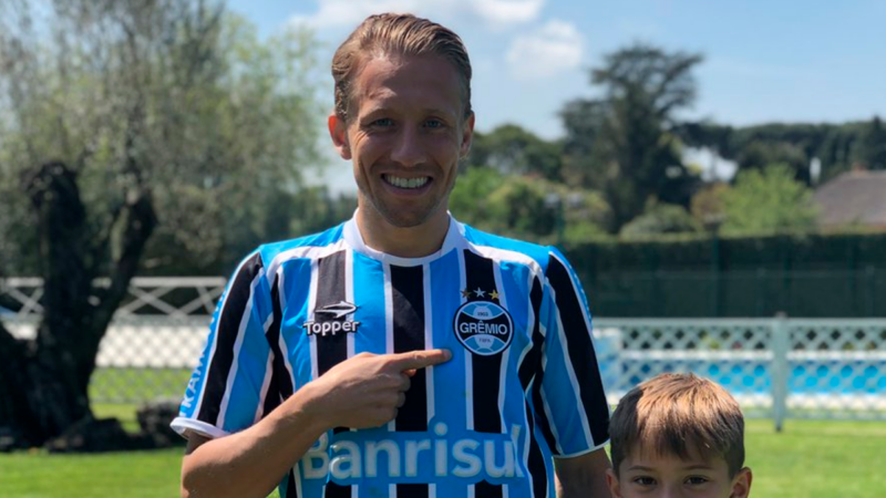 Lucas Leiva aceita reduzir salário para voltar ao Grêmio