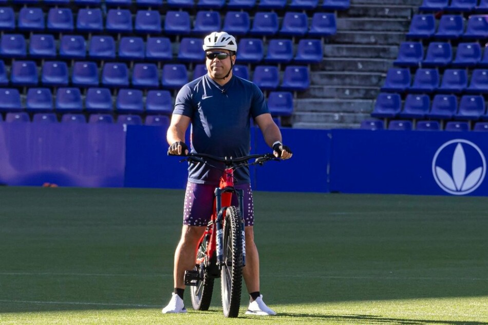 Ronaldo faz o Caminho de Santiago de bicicleta após clube garantir ida para a Série A