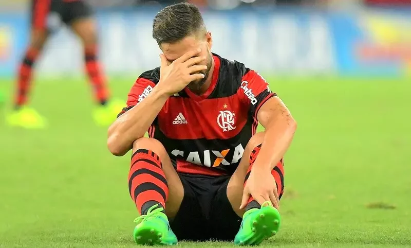 Diego com mão no rosto, vestindo a camisa do Flamengo Foto: Divulgação/CRF