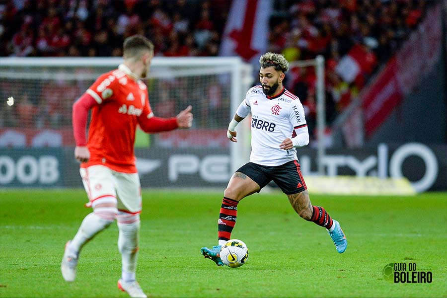 Gabigol reclama de lance polêmico em Flamengo x Internacional. VAR não chamou juiz para rever possível pênalti. (Foto: Reprodução)