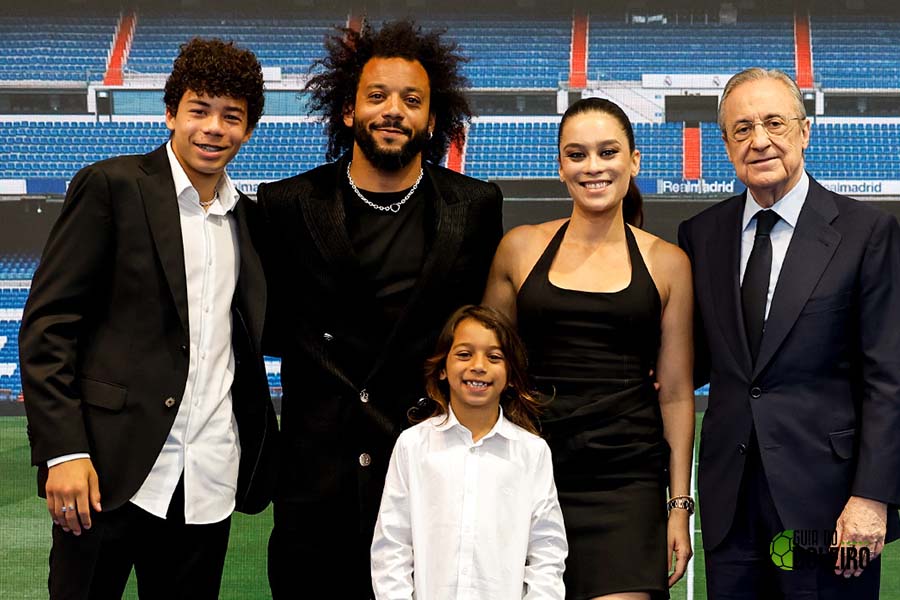 Ao lado de sua família e do presidente Florentino Pérez, Marcelo se despede oficialmente do Real Madrid. (Foto: Reprodução)