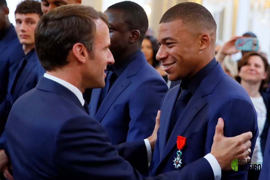 Macron, presidente reeleito da França, ligou para Mbappé para que o jogador permanecesse no PSG e não fosse para o Real Madrid. (Foto: Reprodução)